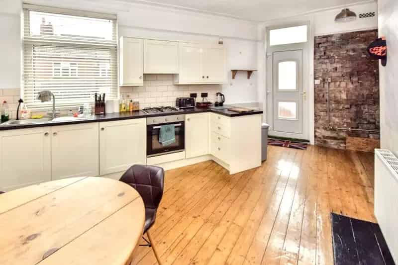 Spacious 4 Bedroom End Terrace House Near Armley Park