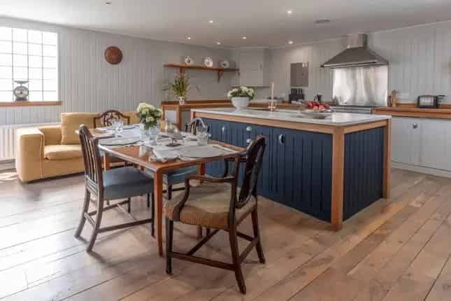 Detached House for Sale in London SW11
