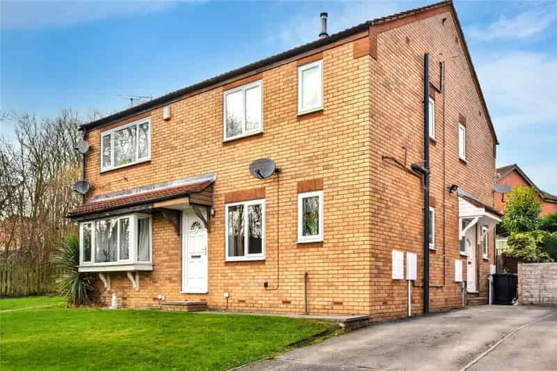 One Bedroom House in Morley - Renovated with Garden and Parking
