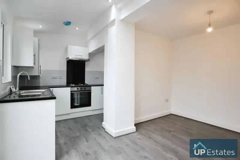 3 Bedroom Terraced House For Rent - Fully Renovated