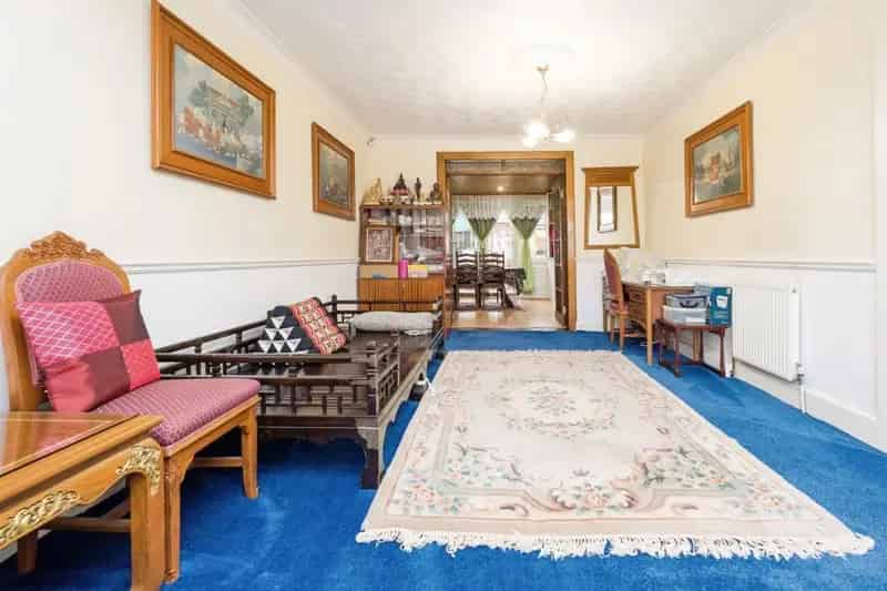 Six Bedroom Detached House Rainham