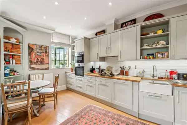 Luxury 2-Bed Apartment in Harrods Village Riverside Development