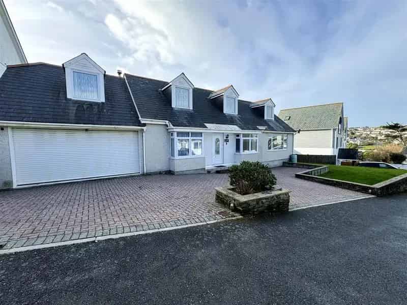6 Bedroom Detached Bungalow for Sale