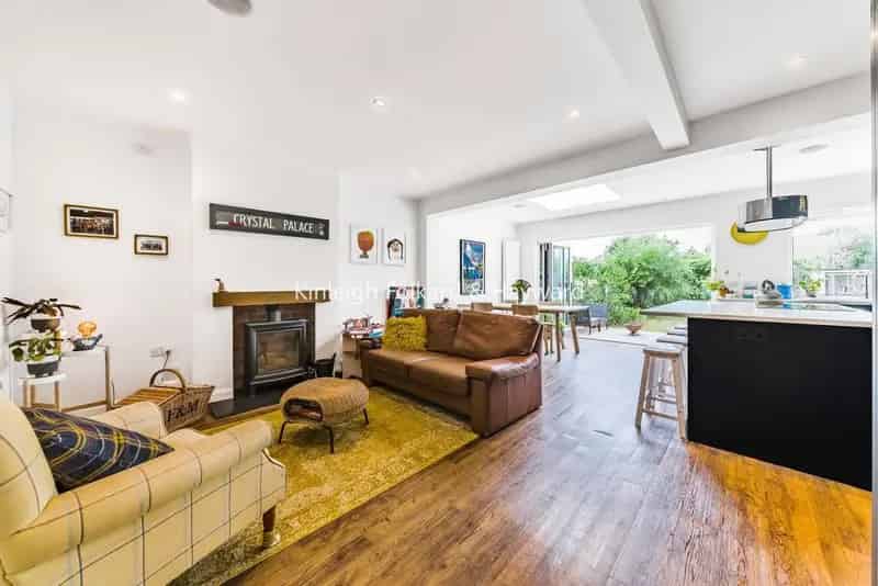 Four Bedroom Extended Semi Detached House with Study and 22ft Kitchen Diner