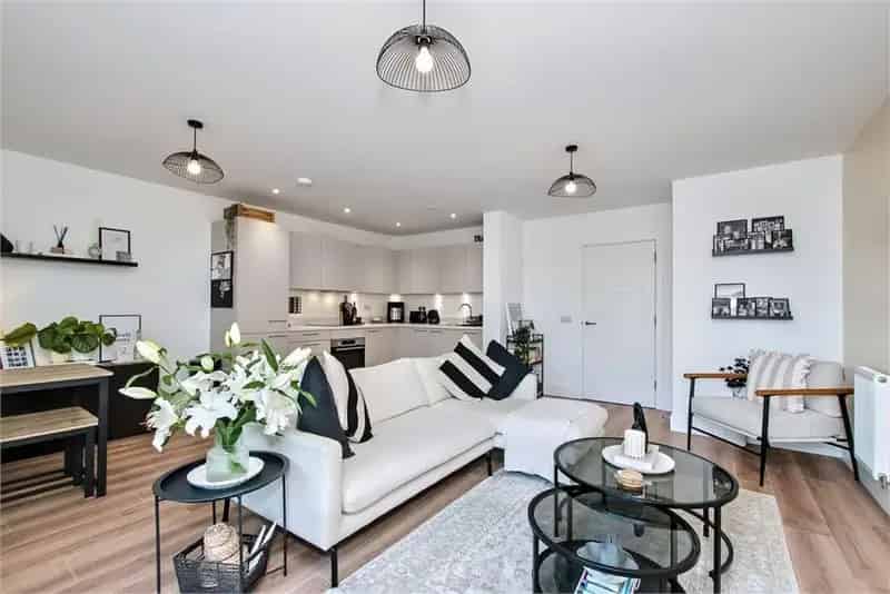 1 Bed Flat Second Floor with 1 Reception Room