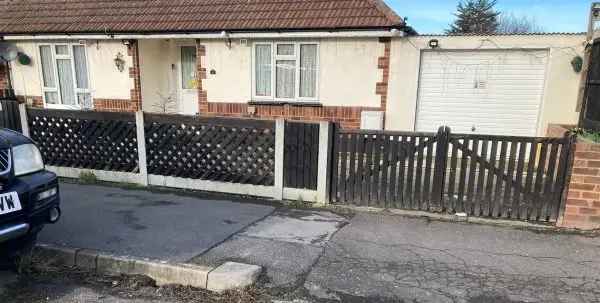 Bungalow For Rent in Castle Point, England