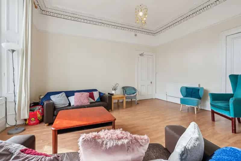 3-Bedroom Flat Byres Road Glasgow Near University and Subway