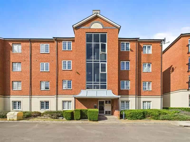 2 Bedroom Apartment Near Gloucester Royal Hospital For Sale