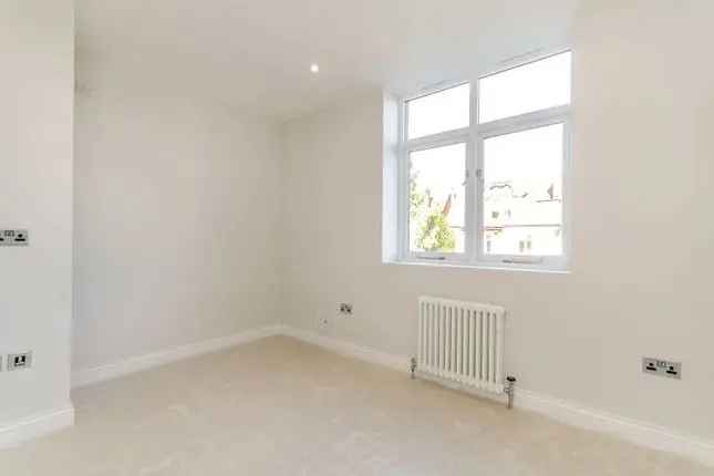 Flat to rent in Harold Road, Crystal Palace, London SE19