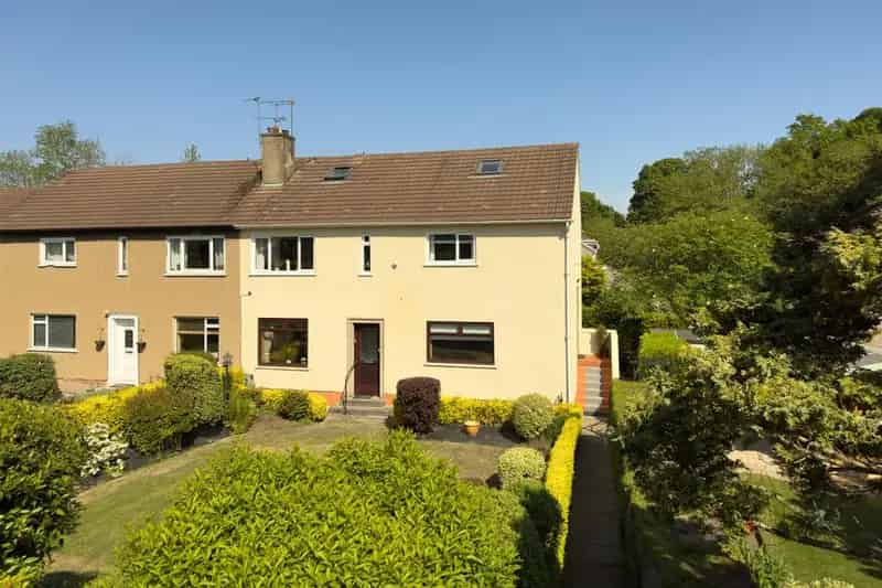 2 Bedroom Upper Flat for Sale in Colinton