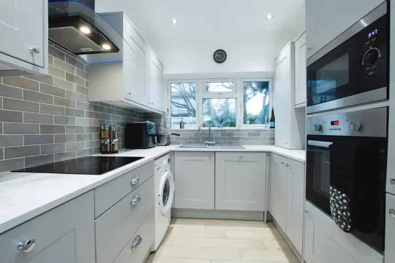 Refurbished 2-Bed Bungalow Modern Kitchen Ensuite Low Maintenance