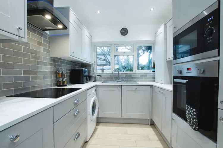 Refurbished 2-Bed Bungalow Modern Kitchen Ensuite Low Maintenance