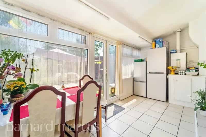 3 Bedroom Semi-Detached House Feltham Near Train Station and Park