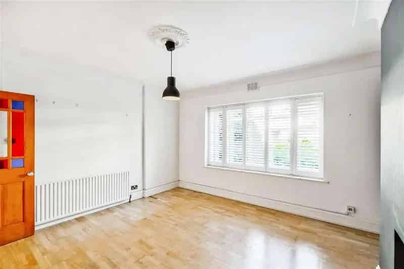 2 Bed Flat for Sale near Snaresbrook Station