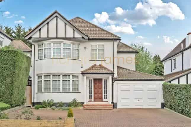 Detached Family Home for Sale Mill Hill NW7