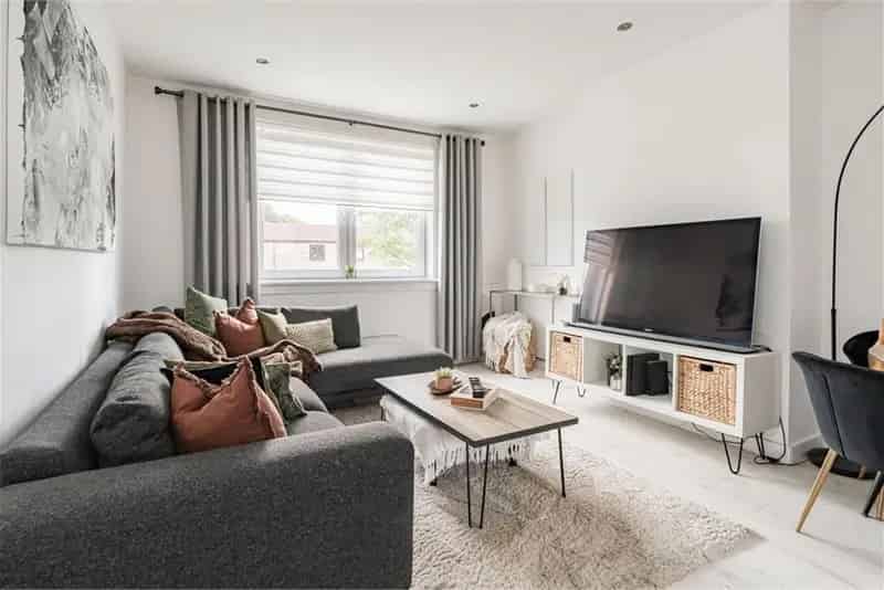 2 Bed Flat Upper Villa with Private Garden