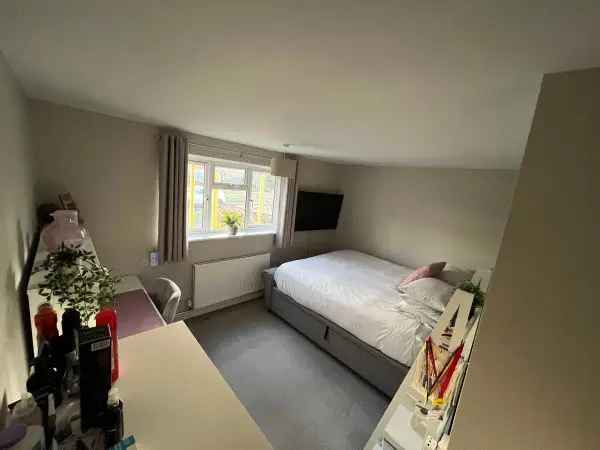 Flat For Rent in Crawley, England