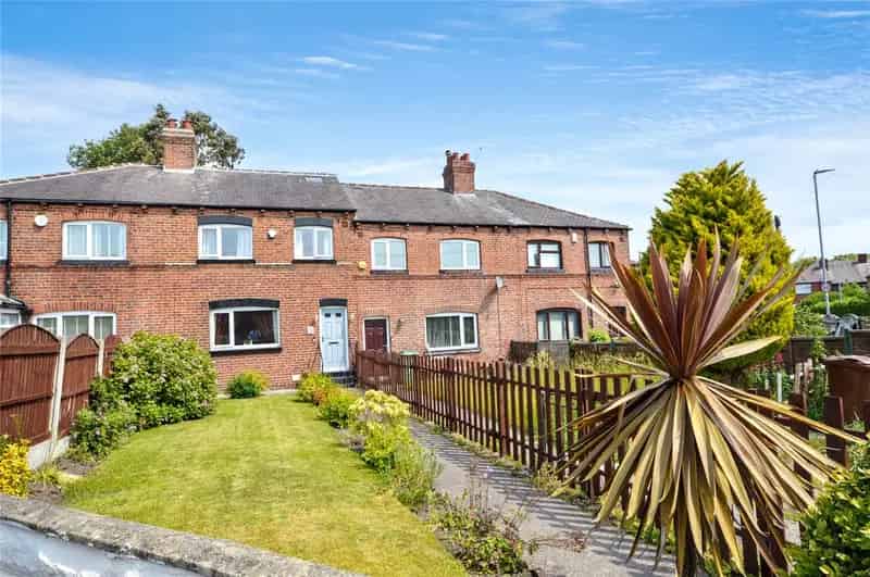 Three Bedroom Terrace House with Large Gardens Near Motorways