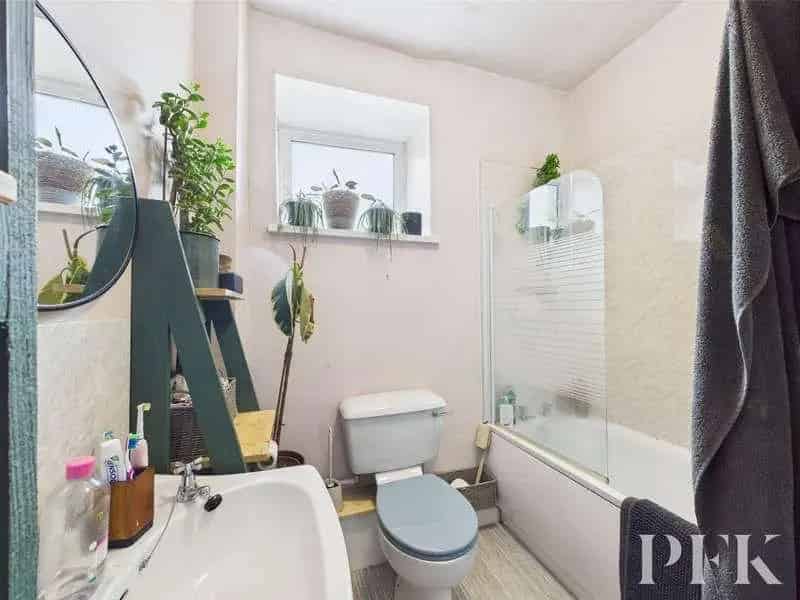 5 Bed House for Sale: Two Self Contained Flats