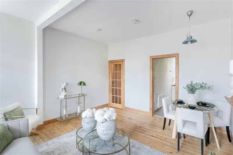 2 Bed Flat Edinburgh Old Town - Modern Features & Excellent Storage