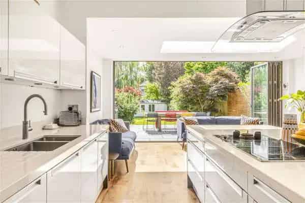 Semi Detached House for Sale in Parkside Sheen