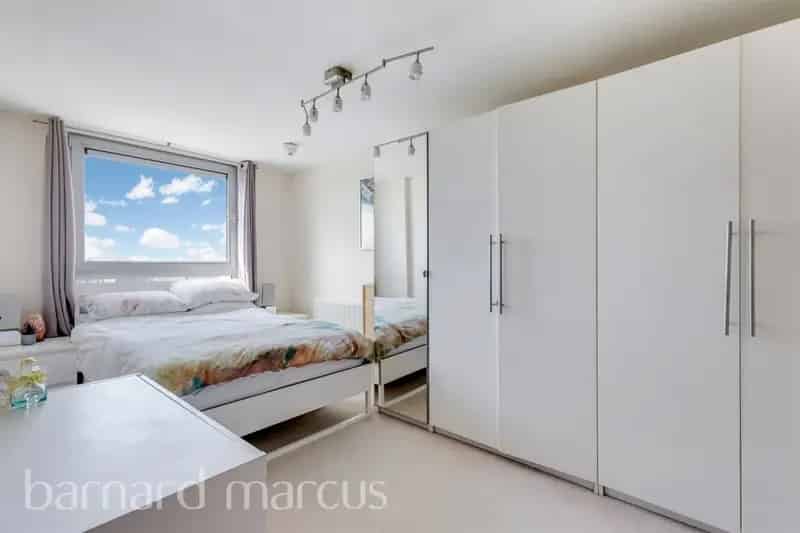 2-Bed Flat Sutton Open Plan Ensuite Gym Parking Concierge