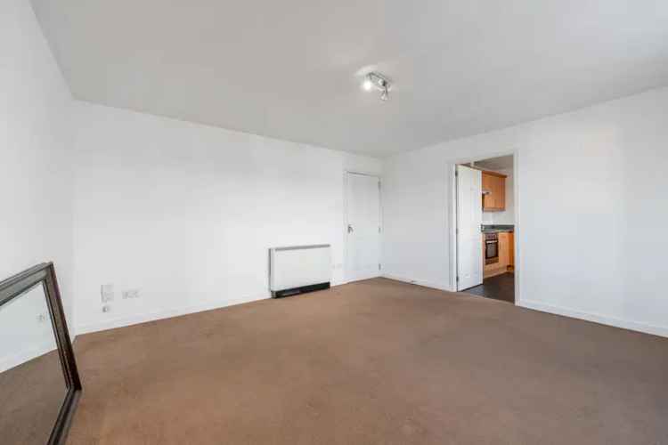 2-Bed Top Floor Apartment Near Rutherglen Rail Station
