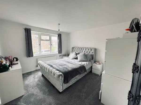 Flat For Rent in Horsham, England