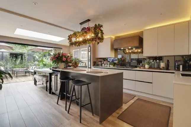 Spacious 4-Bedroom Townhouse Near Putney Barnes