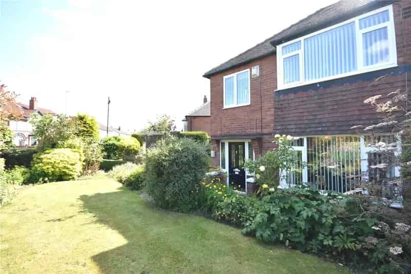 Semi Detached Family Home Large Corner Plot Modern Kitchen Three Bedrooms Garage