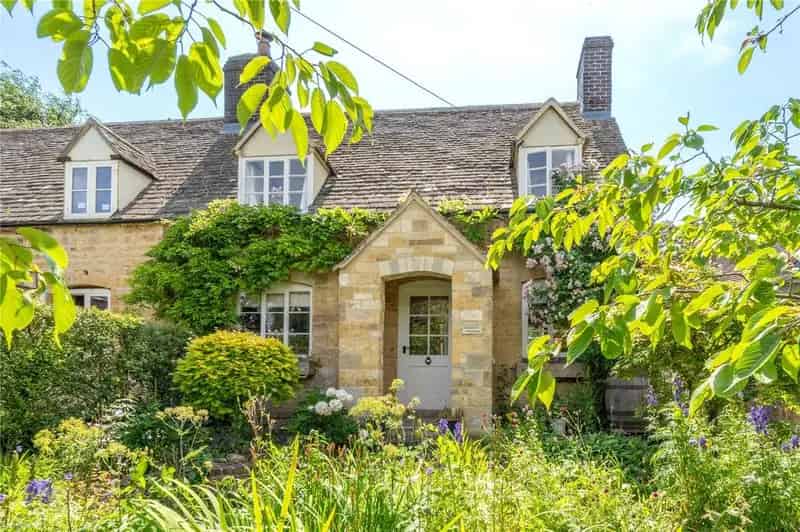 2 Bedroom Cotswold Cottage For Sale