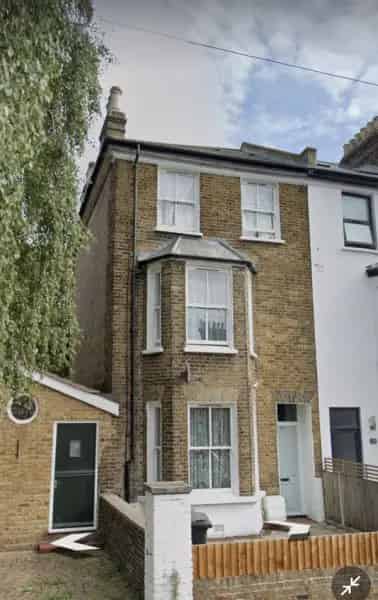 Huge 4 5 Bedroom House with Separate Dining Room and Modern Bathrooms