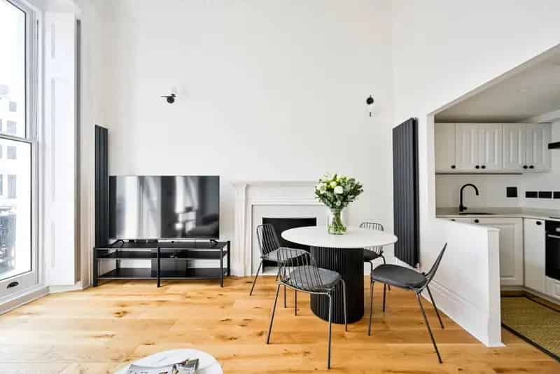 Refurbished Two-Bedroom Apartment South Kensington