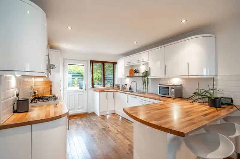 Spacious Dollar Villa: 4 Bedrooms, Garage, Private Garden