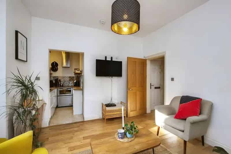 2-Bed Flat in Leith Conservation Area  Modern Interior Near Amenities