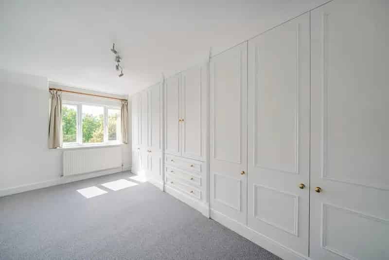 Wimbledon Village Flat: Newly Decorated with Garage and Lift Access