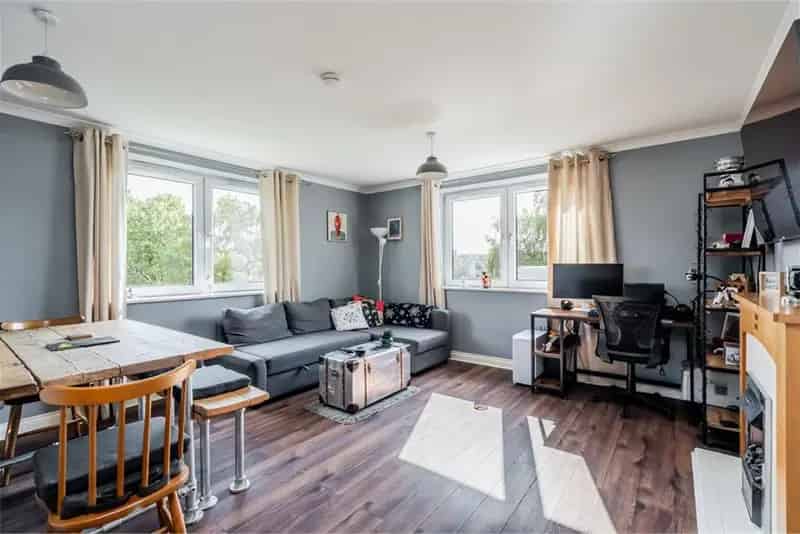 2 Bed Flat Second Floor with 1 Reception Room Pilrig