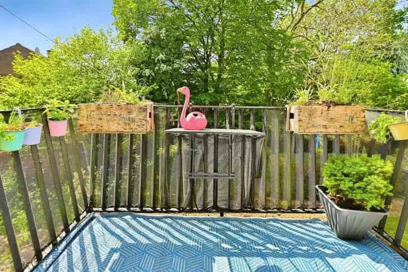 Two Double Bedroom Maisonette Near Schools and Shops