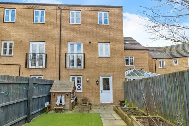 Four Bedroom Townhouse with Modern Kitchen and Garden