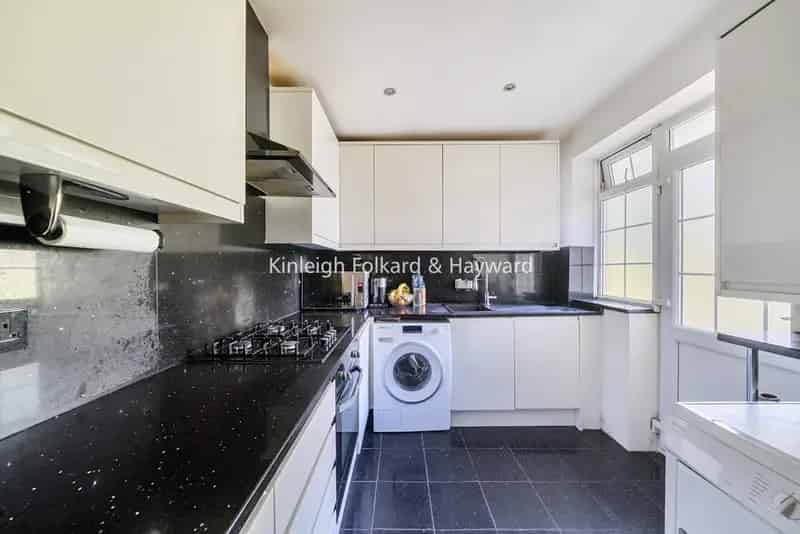 2 Bedroom Ground Floor Apartment Chain Free 755 sq ft Garden Access