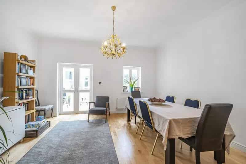 Five Bedroom Family House with Garden and Parking