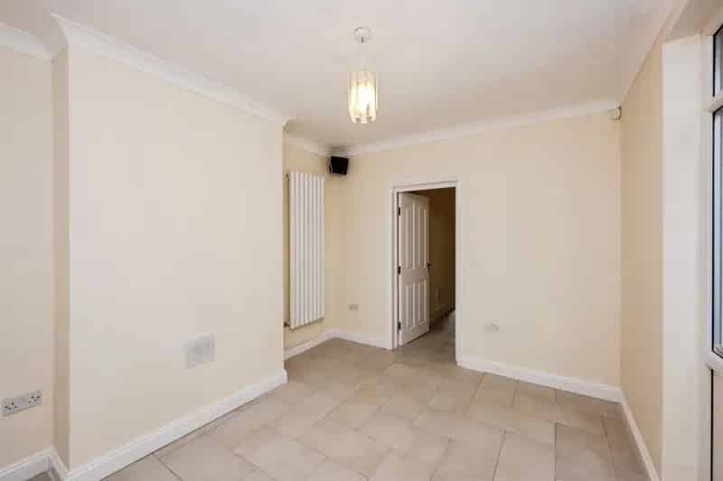 3 Bedroom Mid Terrace House For Sale