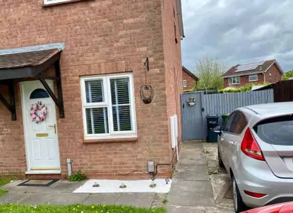 End Terrace House with Huge Garden and Driveway