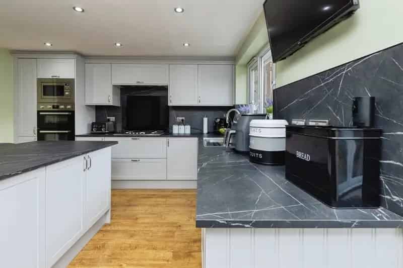 5 Bedroom Detached House Cottingley Family Home Ample Parking Double Garage