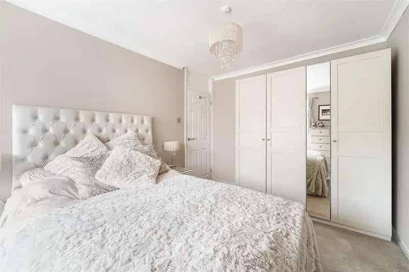 2 Bed Flat for Sale Banstead Modern Maisonette Close to High Street
