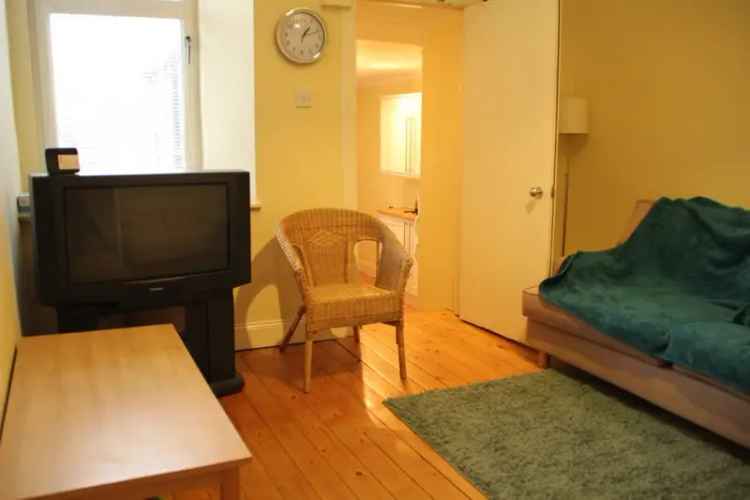 3 Bedroom Flat To Rent Available May 29 2025