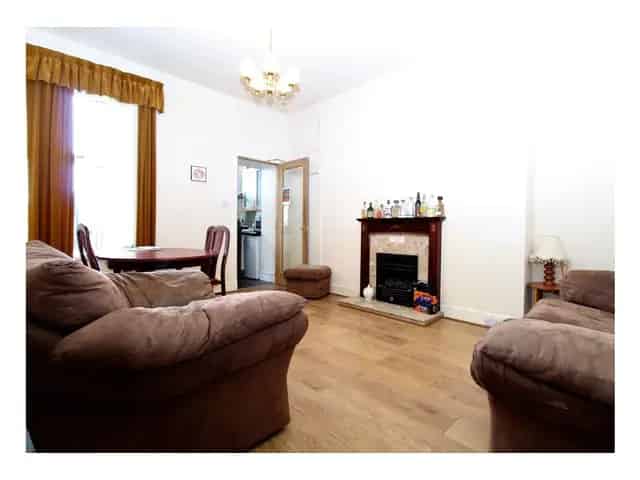 3 Bedroom Flat for Sale - Spacious Lounge, Fitted Kitchen & Garage