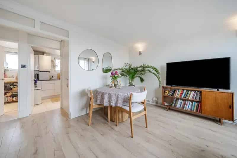 Spacious One Bedroom Top Floor Apartment with Rooftop Terrace