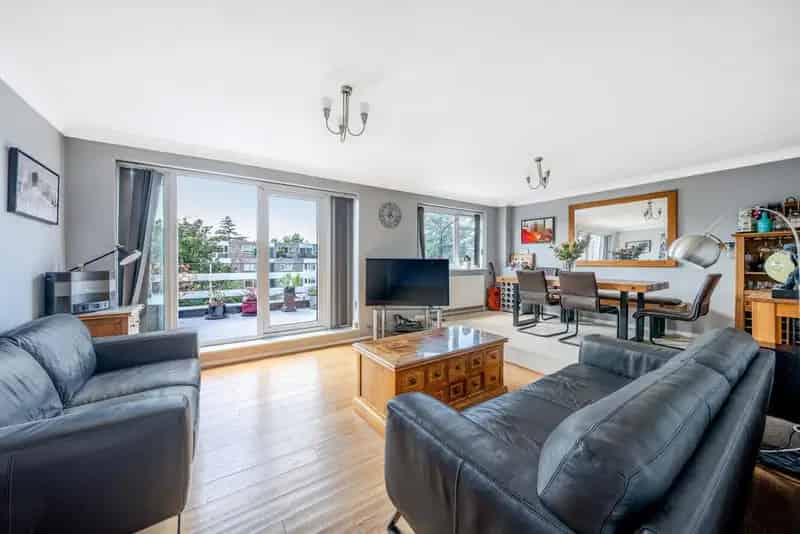 2 Bed 2 Bath Top Floor Apartment with Roof Terrace and Double Garage Near Beckenham