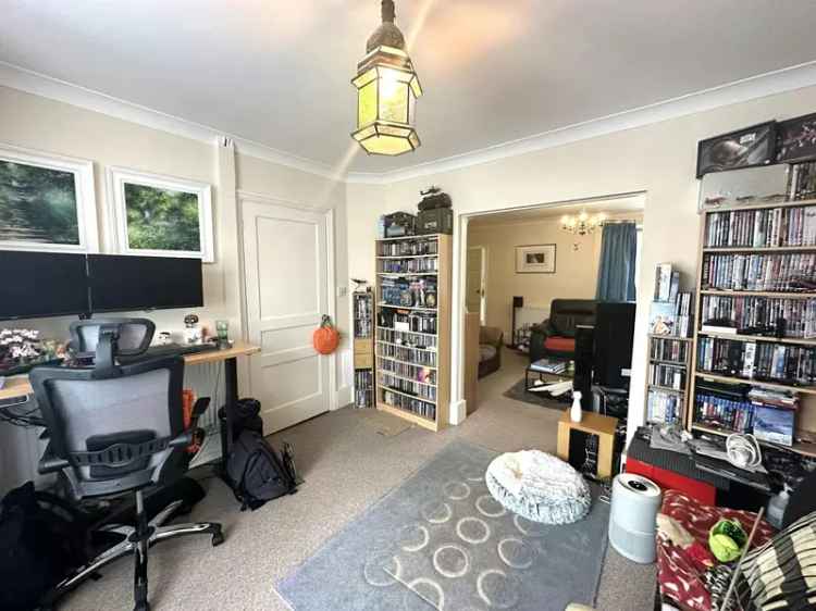 3 Bed Semi-Detached House Freehold Spacious Garden